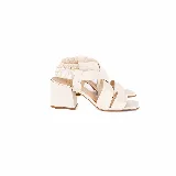 Sandalias Gante de taco ancho color off white, con tiras cruzadas acolchadas y talonera elástica fruncida. Presentan punta cuadrada y suela de cuero natural.