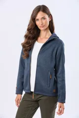 Campera de felpa con cierre frontal, capucha y detalle de parche de cuero sintético en la manga.