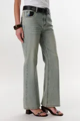 Pantalón de jean celeste de corte semi oxford, con detalles de cuero en pretina y bolsillos.
