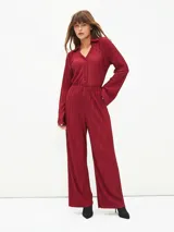 Pantalón de vestir color borgoña, de corte palazzo y tela plisada.