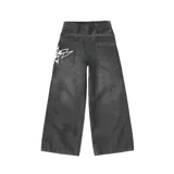 Jean de corte ultra baggy color negro con efecto lavado. Presenta un diseño de estrella grande bordada en el bolsillo trasero y costuras reforzadas.