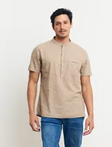 Camisa de manga corta con cuello mao y cierre frontal parcial con botones de coco. Confeccionada en una mezcla de lino y algodón.
