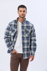 Campera de viyela a cuadros con interior forrado en corderito, cierre frontal con botones y dos bolsillos en el pecho con solapa.