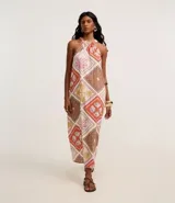 Vestido midi evasê sin mangas, confeccionado en viscolino con cuello halter y estampado tropical con cuadros e ilustraciones. El tejido contiene viscosa certificada.
