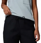 Pantalon tipo jogger de color negro, con cintura elástica ajustable, bolsillos laterales y traseros, y puños elásticos en los tobillos. Diseño funcional y resistente, ideal para actividades al aire libre y uso cotidiano.