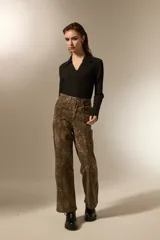 Pantalon de jean de corte recto y tiro alto, con estampado de piel de serpiente en tonos marrones.