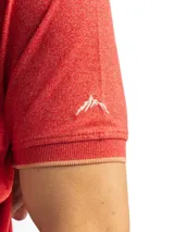 Chomba manga corta color borgoña con cuello clásico y borde azul marino.