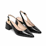 Zapatos slingback de cuero charolado negro, con punta fina, taco ancho bajo y tira trasera ajustable con hebilla metálica dorada.