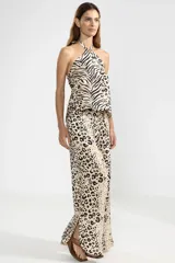 Pantalón de lino italiano con estampado animal print tipo leopardo y cebra, de corte recto y talle medio, con cintura elástica en la parte posterior y aberturas laterales en el bajo.