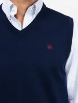 Chaleco de punto color azul marino, con escote en V y logo bordado en el pecho.
