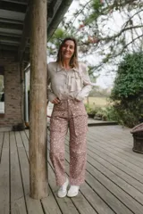 Jean de tiro alto con diseño cargo, color rosado con estampado de pequeñas manchas blancas. Presenta maxi bolsillos delanteros con botones a presión, bolsillos traseros con cierre metálico y corte recto de largo tobillero.
