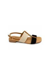 Sandalia de taco bajo marca Paddock, con combinación de tiras en color tostado, beige y negro. Posee una tira frontal negra, una banda ancha beige, detalle metálico dorado y pulsera regulable con hebilla.