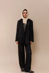 Pantalón sastrero negro de sarga satinada, con cierre, trabilla y botón ocultos. Dos bolsillos laterales y mini bolsillo envivado en espalda.