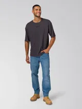 Remera de manga corta color negro lavado, con cuello redondo y logo de la marca Caterpillar estampado sutilmente en el pecho. Presenta un corte relajado y tejido de punto slub.