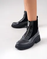 Botas cortas de cuero vacuno con textura de reptil, diseño con cierre frontal y suela de plataforma dentada de caucho.