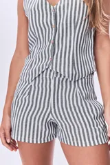 Short de lino a rayas verticales blancas y grises, con bolsillos laterales y cintura alta.