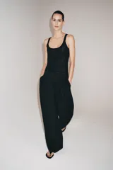 Top de punto fino con escote redondo y diseño sin mangas, de ajuste al cuerpo.