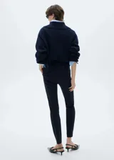 Pantalón de corte skinny y tiro medio, con diseño crop. Cuenta con dos bolsillos laterales, dos bolsillos de ribete en la parte posterior y cierre oculto de botón, gancho y cremallera. Confeccionado en tejido elástico de alta comodidad.
