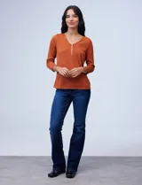 Blusa negra texturada de Robert Louis con escote en V, cierre metálico y mangas tres cuartos.