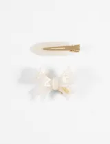 Set de dos clips para el pelo: uno con forma rectangular y otro con forma de moño. Ambos con acabado perlado y broche metálico dorado.