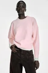 Jersey de punto de tacto suave, color azul eléctrico, con cuello redondo y manga larga. Presenta acabados en rib en cuello, puños y ruedo.