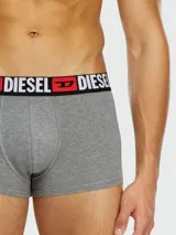 Bóxer gris melange para hombre, con cintura elástica negra que lleva el logo de Diesel en blanco y rojo.