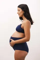 Culotte maternal de doble tejido color beige, de algodón suave con elásticos que no marcan.