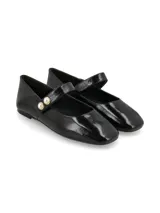 Ballerina tipo Mary Jane de cuero charol negro con punta cuadrada. Presenta una tira sobre el empeine con cierre de velcro decorada con dos botones de perla con borde metálico dorado.