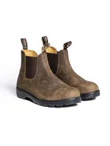 Bota tipo Chelsea de cuero color gris oscuro, con elásticos laterales negros y suela de goma dentada. Presenta tiradores en la parte superior para facilitar el calce.