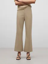 Pantalón tobillero color beige, de corte flare y tiro alto.