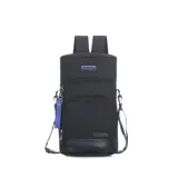 Mochila cilíndrica negra, tipo matera, con correas acolchadas ajustables para llevar como mochila o bandolera. Presenta un bolsillo frontal con cierre y detalles de marca en azul y blanco.