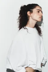 Camiseta de algodón con corte holgado, cuello redondo y mangas anchas tipo capa.