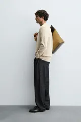 Polo de punto de corte regular fit, confeccionado en una mezcla de algodón. Presenta cuello solapa con abertura frontal, manga larga y acabados en rib en puños y bajo.