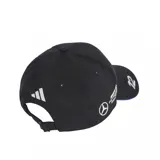 Gorra deportiva Adidas de color negro con diseño de la escudería Mercedes, presenta el logotipo de Mercedes-Benz bordado en blanco en el panel frontal y el emblema de Adidas en la visera, además de un detalle de ribete azul en el borde de la misma.