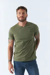 Remera básica de hombre con escote en V y manga corta. Presenta un diseño liso con logo bordado en el pecho.