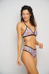 Bombacha ancha de lycra estampada con diseño de leopardo multicolor sobre fondo negro, de tiro alto y corte culotte.