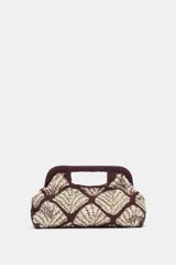 Bolso de mano tipo sobre con estructura rígida, decorado con un patrón geométrico de rombos bordados en cuentas color bordó y detalles brillantes en el interior. Cuenta con doble asa rígida integrada y cierre mediante botón imantado.