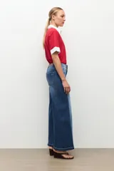 Jean wide leg bicolor de tiro alto, confeccionado en denim con combinación de tonos celeste medio y azul oscuro, de corte ancho y relajado.