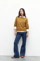 Sweater marrón de tejido de punto con calados en cuello y mangas.