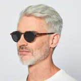 Lentes de sol Izipizi modelo #D Sun con armazón redondo de diseño carey, patillas flexibles con bisagras de muelle y cristales oscuros con protección UV categoría 3.