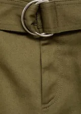 Pantalon de corte wide leg en color verde militar, con tiro alto y bolsillos frontales tipo cargo. Incluye trabillas y un cinturón desmontable con hebilla metálica.