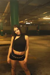 Top negro sin mangas con cuello halter y detalle de lazo en la espalda.