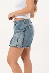 Short de jean celeste con bolsillos cargo laterales y corte abullonado.