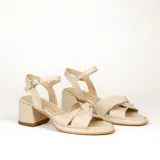 Sandalias de cuero color dorado, con plataforma y taco cuadrado. Presentan tiras cruzadas en el empeine y pulsera al tobillo con hebilla.