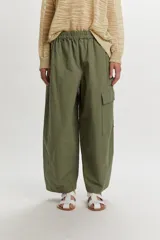 Pantalón cargo de corte amplio y relajado, color verde militar, con cintura elástica y bolsillos laterales con solapa.