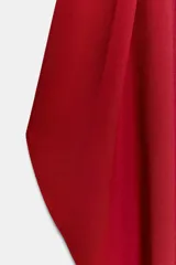Pantalón fluido de tiro alto en color blanco, con pinzas delanteras, cintura elástica en la espalda y perneras anchas con aberturas laterales pronunciadas.