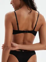 Soutien negro con aro y tirantes finos ajustables.
