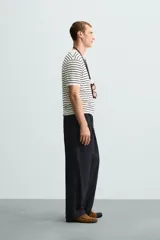 Camiseta negra de punto con cuello redondo, manga corta y corte regular. Tejido de viscosa con acabado en rib.