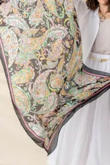 Pañuelo de seda estampado con motivos de arabescos en colores verde, rosa y celeste.