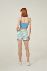 Top amarillo de breteles finos, confeccionado en poliéster de punto canalé, corte al cuerpo, con botones y cuello en V.